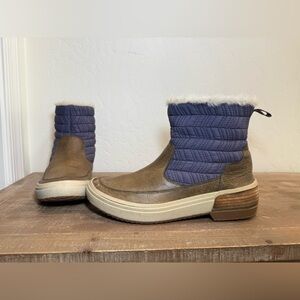 Merrell Brown/Plum colored Women's Insulated WinterBoots. Women's Size 9.